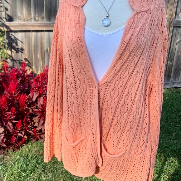 VINTAGE HANDMADE KNIT CARDIGAN WITH SCALLOPED NECKLINE. EXCELLENT CONDITION - Picture 2 of 14